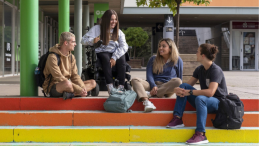 Tres estudiants asseguts a l'escala de la cívica